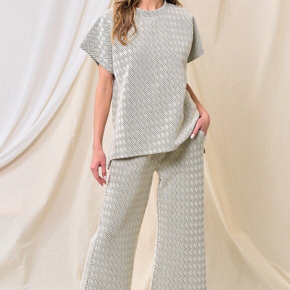 NWT Plus Black & White Patterned Top - Picture 2 of 8